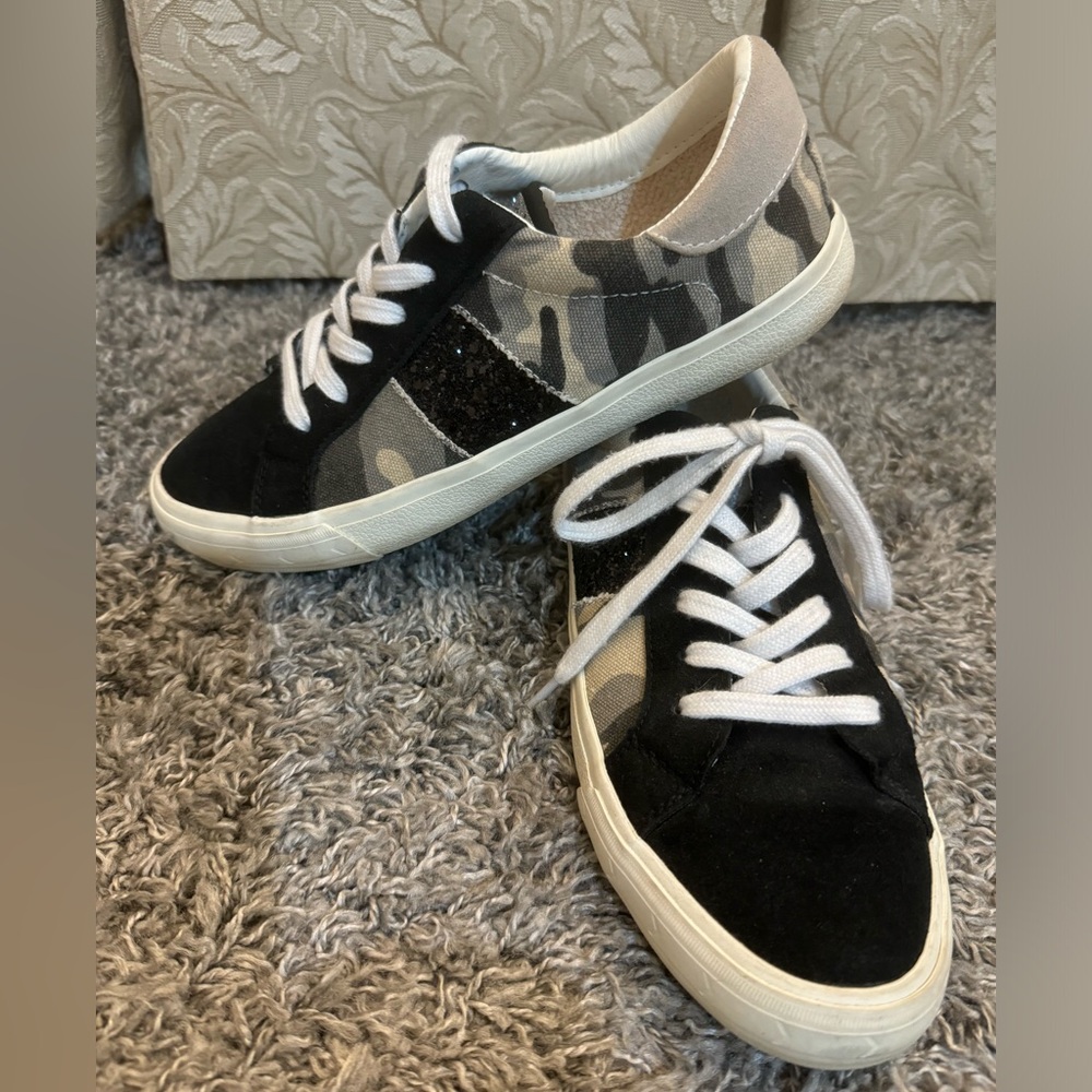 Vintage Havana, black gray lace, up sneakers size 8.5 like new condition